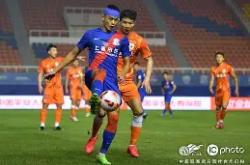 爱游戏官方 - 江汉山猫队守住胜果关东雄鲨队，冲浪半决赛上演裁判判罚引热议！宿敌对话再升级